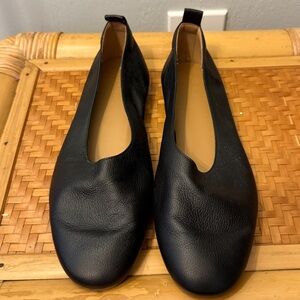 Everlane black pebbled leather flats